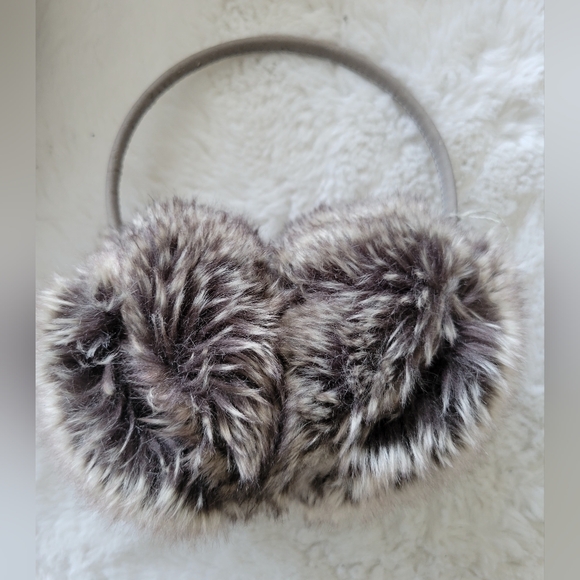 Faux fur stole/scarf with earmuffs 🐻❄️ - Picture 4 of 4